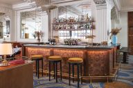 Une salle de restaurant au charme Art déco, où l’élégance parisienne rencontre une cuisine authentique et généreuse. | © Hôtel Rochechouart